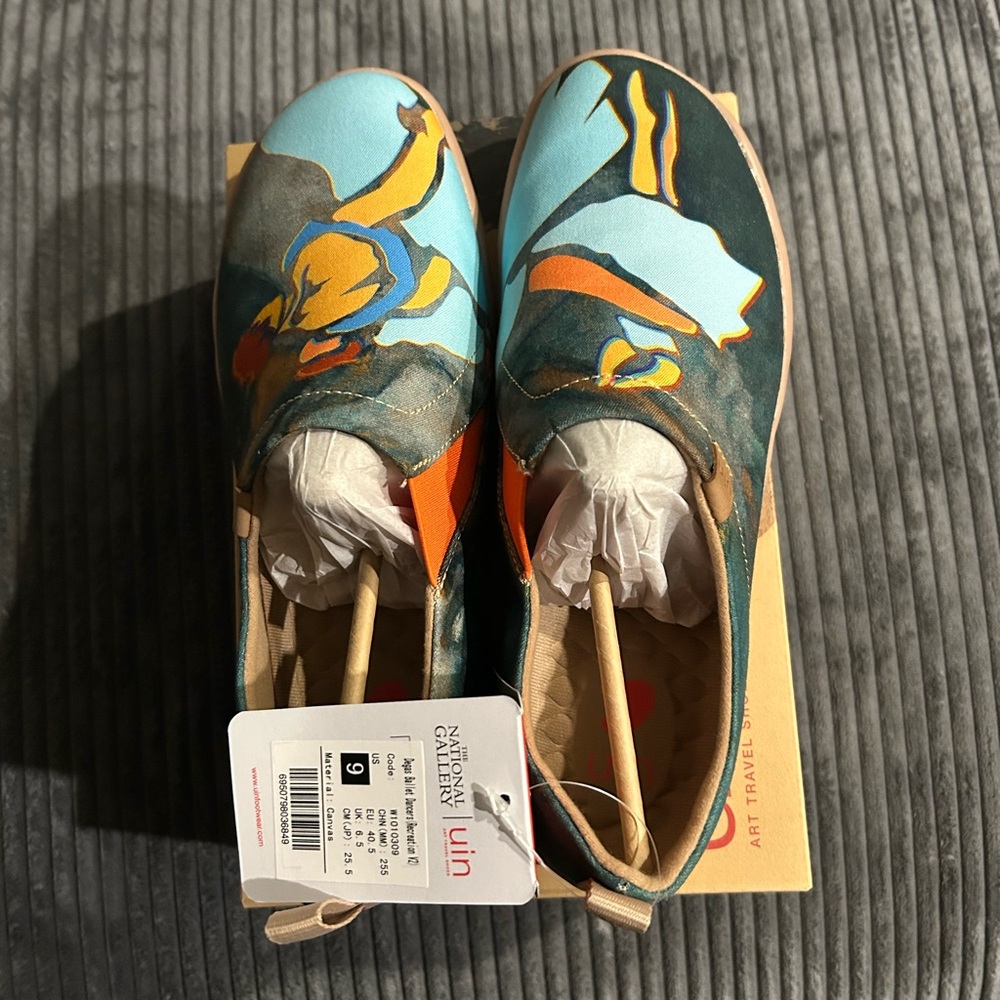 UIN Women’s size 9 shoes